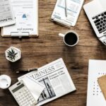 Representa el impacto del trabajo en la salud física y mental, destacando posibles riesgos laborales.