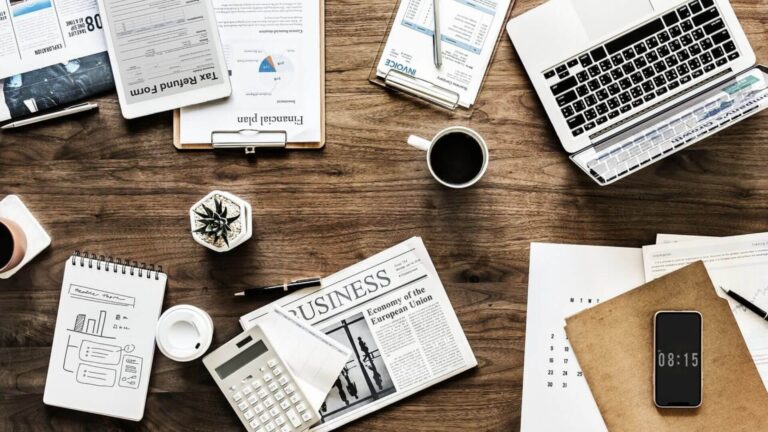 Representa el impacto del trabajo en la salud física y mental, destacando posibles riesgos laborales.
