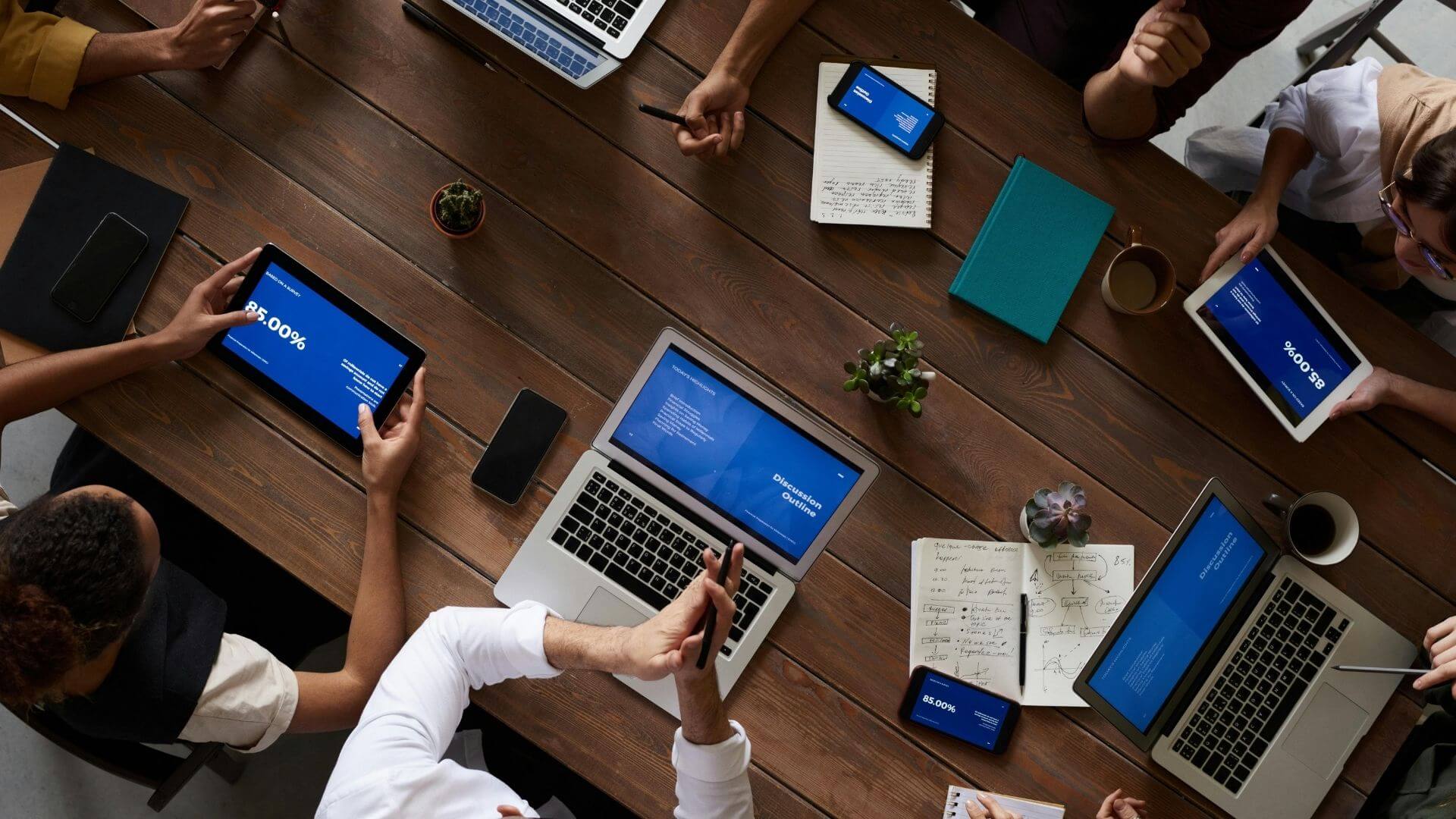 Trabajo en equipo y tecnología en acción. La Importancia de las TIC's en la Búsqueda de Empleo.