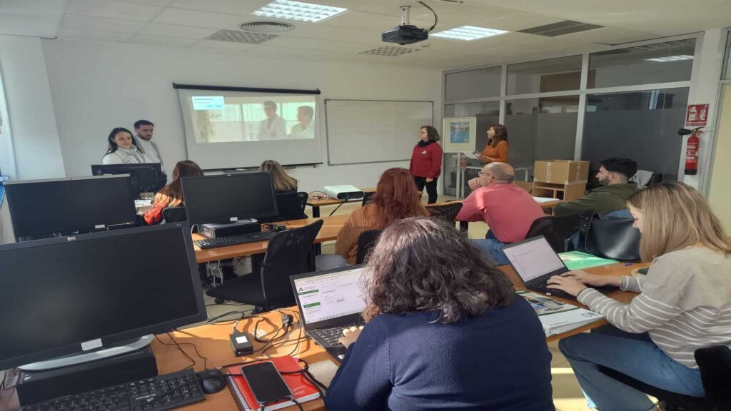Participantes en una sesión practica del taller de Habilidades Sociales y Comunicación Asertiva en Form@empleo