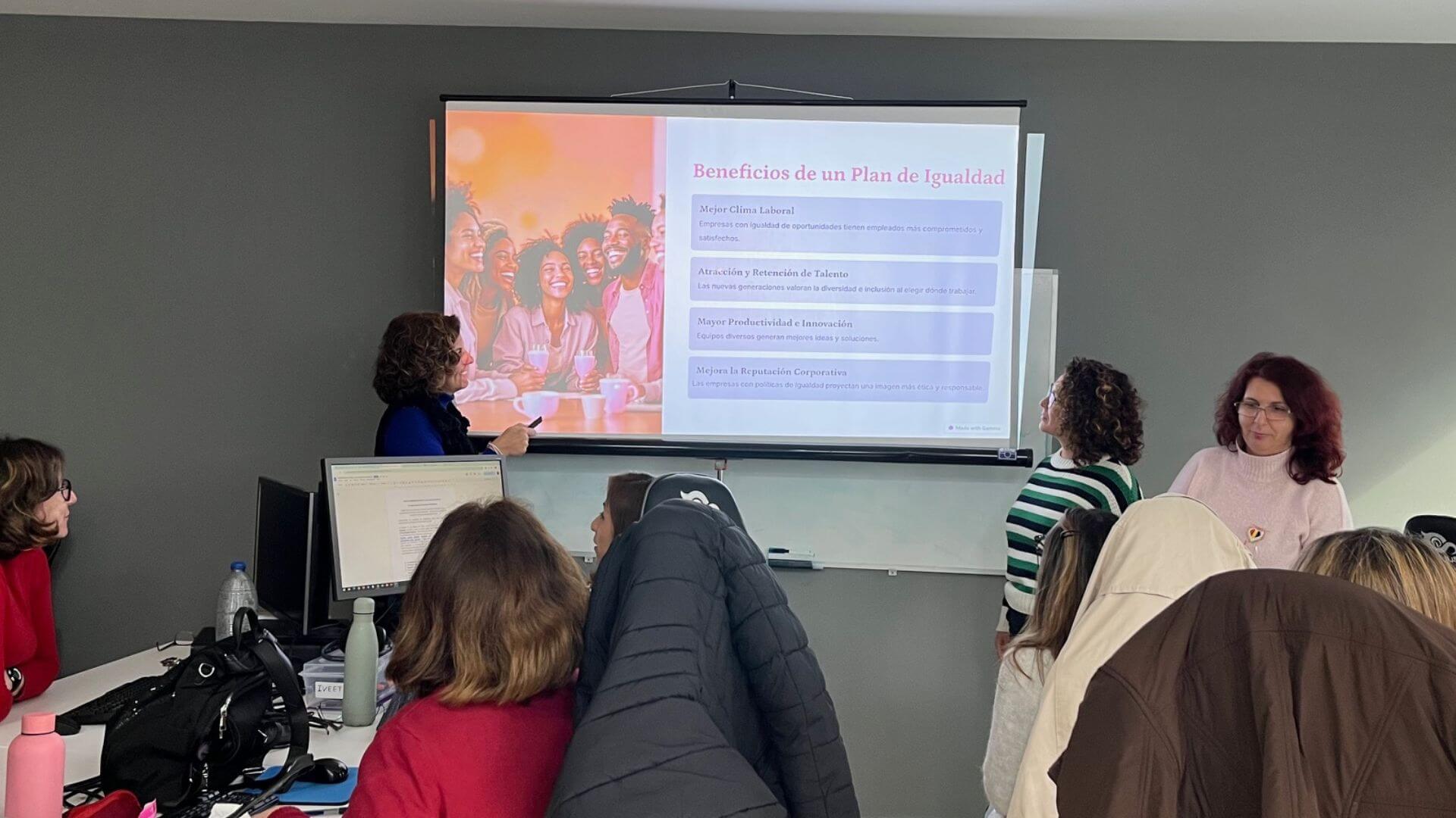 Imagen de Docentes impartiendo Sesión presencial